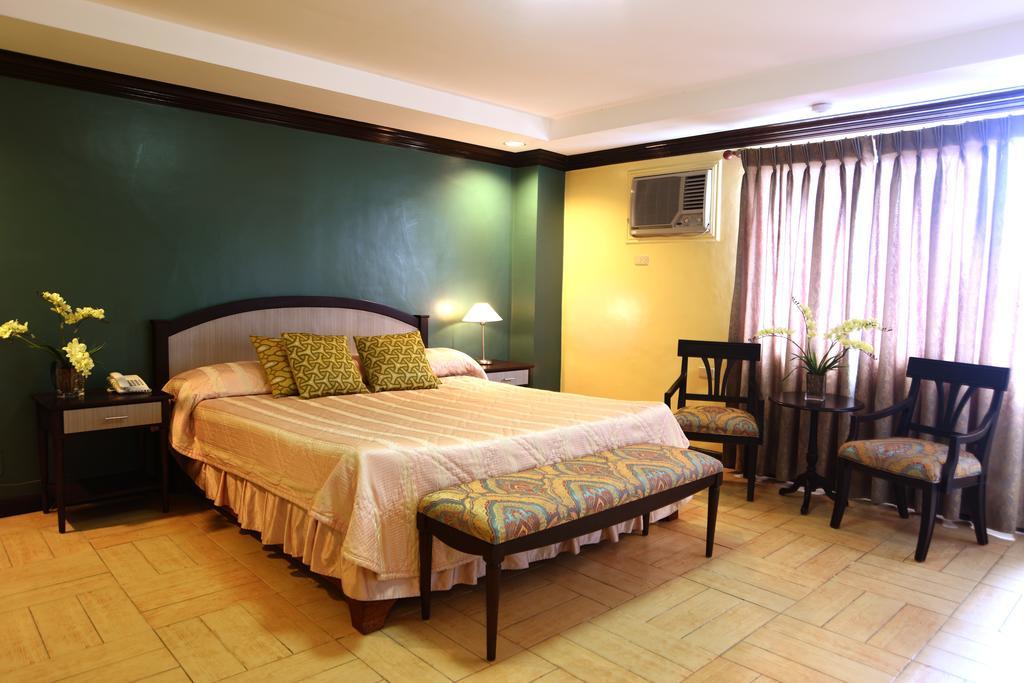 โรงแรมทาเกย์เตย์คันทรี Tagaytay City ภายนอก รูปภาพ