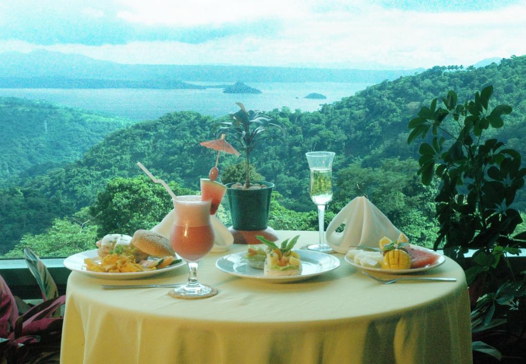 โรงแรมทาเกย์เตย์คันทรี Tagaytay City ภายนอก รูปภาพ